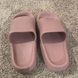 Never worn: Women’s Slides